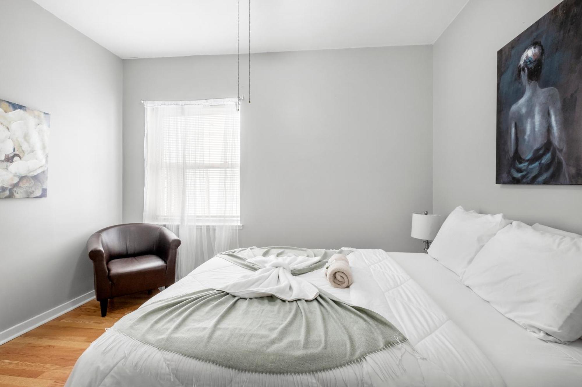 Large Lovely In Prime Area Apartment